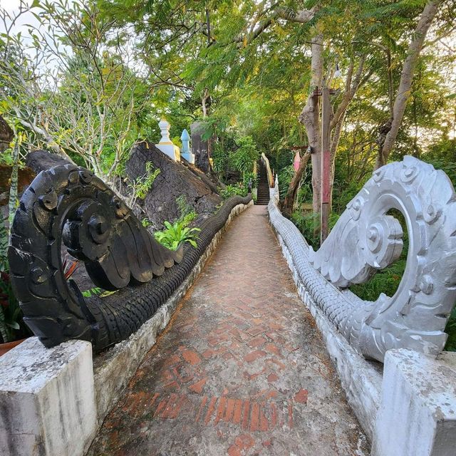 ชมพระอาทิตย์ตก ที่ พระธาตุภูษี สปป.ลาว