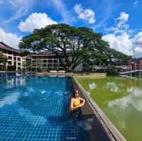 สระว่ายน้ำท่ามกลางสวน และวิวแม่น้ำ