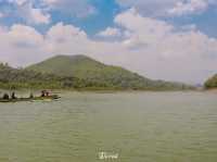 นั่งเรือมาถ่ายรูปกับสะพานของน้องน้ำกับพี่โชน