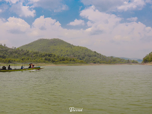นั่งเรือมาถ่ายรูปกับสะพานของน้องน้ำกับพี่โชน