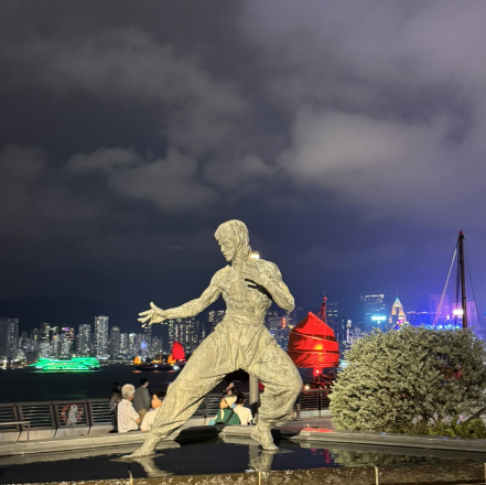 ブルース・リー像とシンフォニー・オブ・ライツ🌈 | Trip.com 尖沙咀