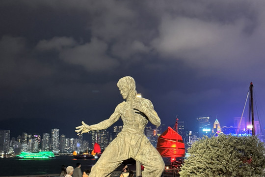 ブルース・リー像とシンフォニー・オブ・ライツ🌈 | Trip.com 尖沙咀