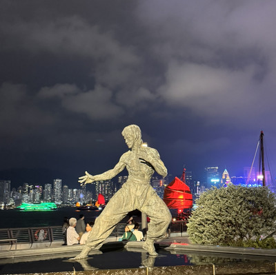 ブルース・リー像とシンフォニー・オブ・ライツ🌈 | Trip.com 尖沙咀