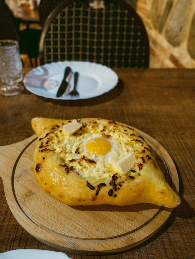オレンジ色の屋根がかわいいシグナギ🇬🇪🍷