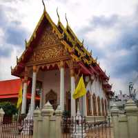 สักการะหลวงพ่ออู่ทองที่วัดดงมูลเหล็ก