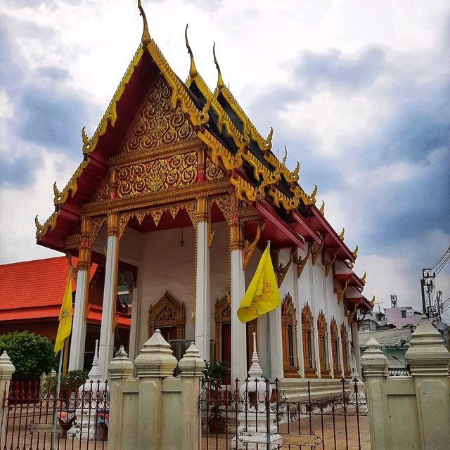 สักการะหลวงพ่ออู่ทองที่วัดดงมูลเหล็ก