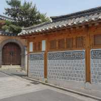 Walking Through History: The Beauty of Bukchon Hanok Village!
