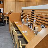 日本連鎖定食〔宮本むなし〕，神戶元町店舒適又好吃。