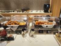 A nice chillax time while waiting for my flight at Haneda Sakura Lounge