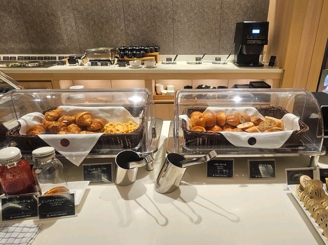 A nice chillax time while waiting for my flight at Haneda Sakura Lounge