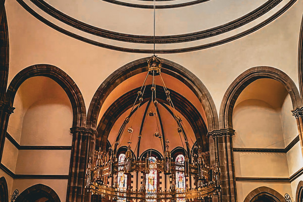 フランス】フレスコ画とステンドグラスが美しい教会⛪️ | Trip.com