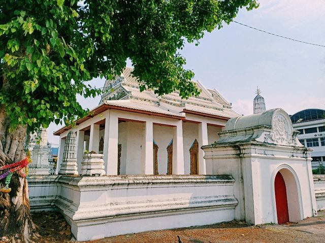 泰國曼谷皇家古跡寺廟景點:Wat Nang Nong，白色莊嚴肅穆建築，適合打卡拍照📸