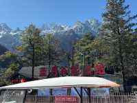 A Scenic Cable Car Ride at Yulong Snow Mountain – A Memorable Experience 🚠🏔️