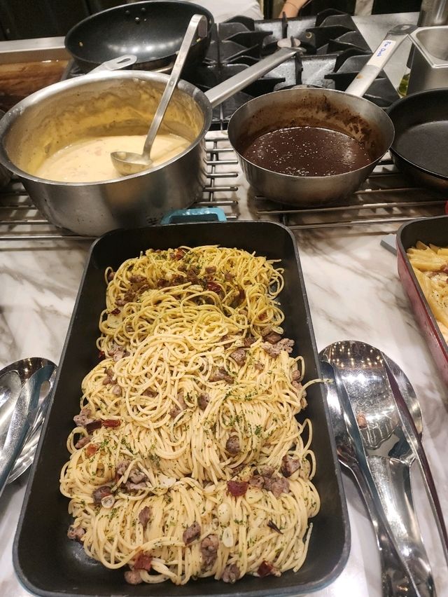 บุฟเฟ่ต์มื้อกลางวันที่โรงแรมแลนด์มาร์ค