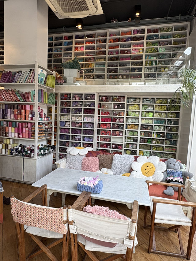 Bigknit Cafe, A Haven for Knitting and Coffee Lovers