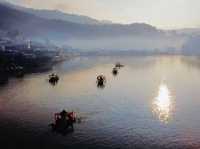 “บ้านรักไทย” ล่องเรือจิบชาเคล้าหมอกยามเช้า