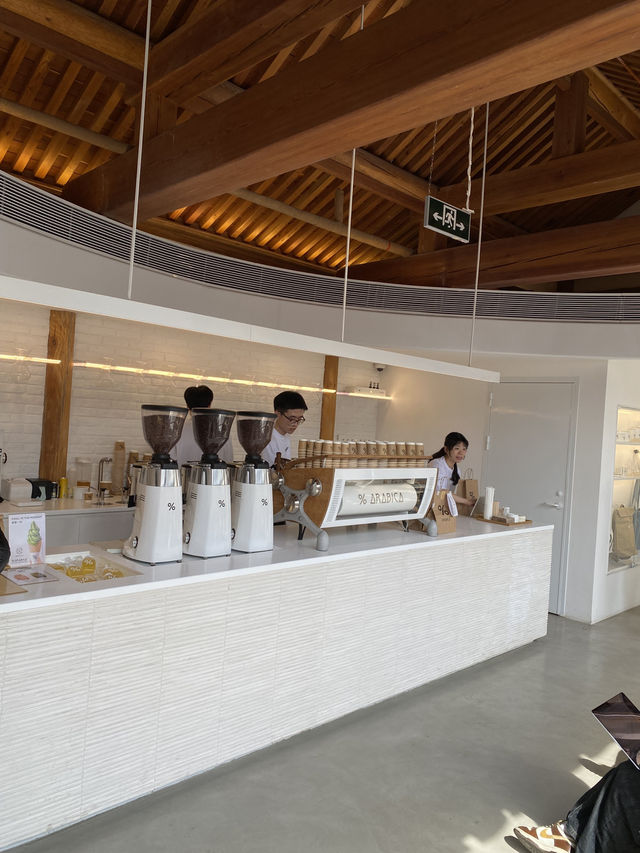 จิบกาแฟ % Arabica Baita Si — คาเฟ่ชิค วิวเจดีย์ 