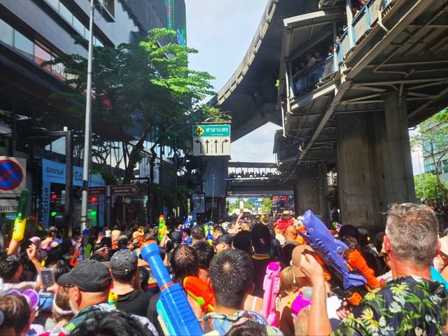 ถนนสีลม: ถนนสายหลักแห่งสงกรานต์ใจกลางเมือง