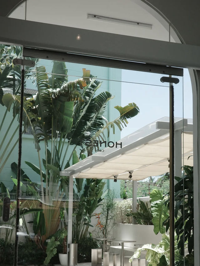 Genuine Brews at Honest Coffee & Service, Phuket