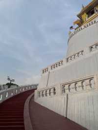 ชวนมาดูพระอาทิตย์ตกและไหว้พระกัน ที่วัดภูเขาทอง