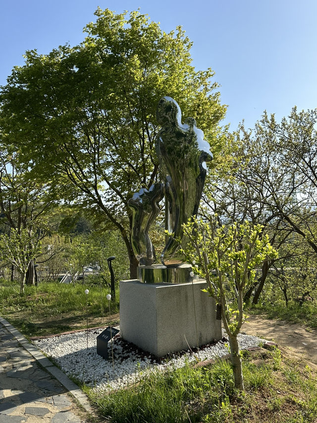 동해 추암 해변의 자연물과 🏞️멋진 조형작품의 조화를 볼 수 있는 동해 산책여행코스