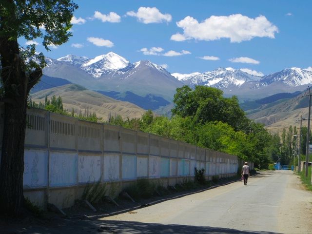 【キルギス🇰🇬タムガ】保養施設もあるスイスのような山と湖の街🏞️