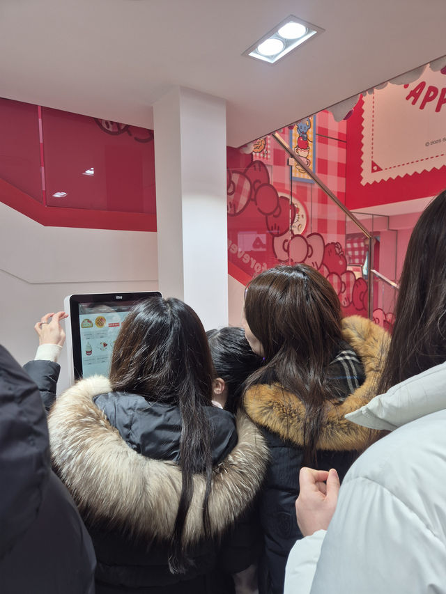 키티 덕후주목! 명동 3층 대형 카페🎀🍎