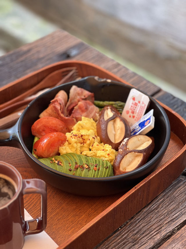 🍂 “작지만 깊은 계절의 맛 – 삼각지 감성카페 ‘도토리’” 