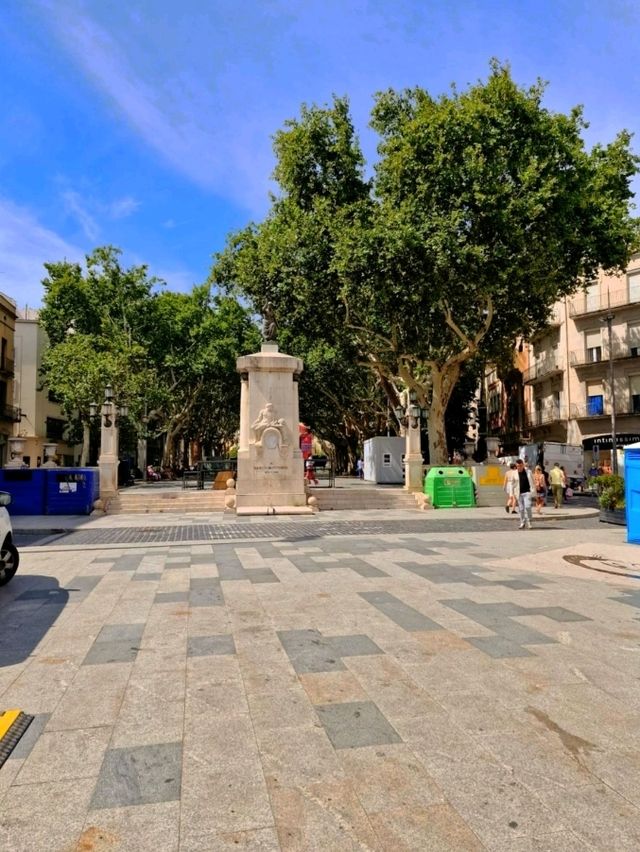 菲格拉斯 (Figueres) 是舊恩波達 (Alt Empordà) 縣的首府，橫跨赫羅納省內陸的河流平原