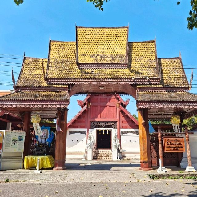 ไหว้พระและชมจิตรกรรมฝาผนังในวิหารศิลปะล้านนา