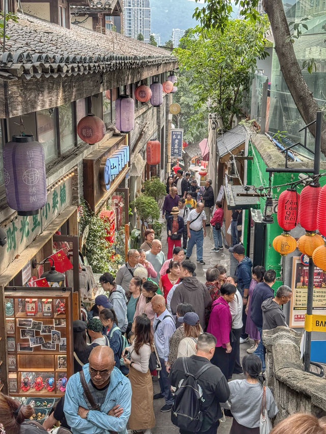 Urban Maze in the Mountains: Wandering through 山城巷