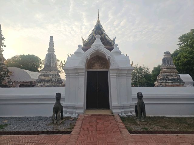 กราบพระหลวงพ่อแขนลาย ที่วัดดังอยุธยา