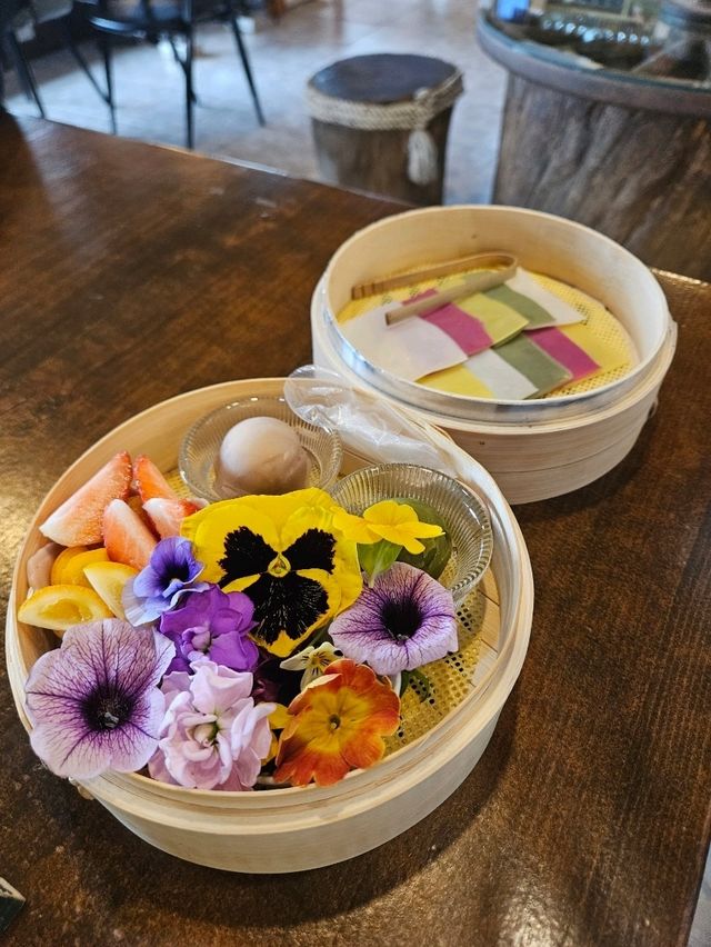 가평 감성카페 오롯이꽃연못 정원 바라보며 즐기는 꽃차와 디저트 맛집