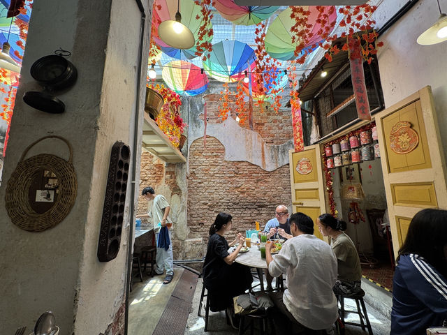 Moh Teng Pheow Nyonya Koay: A Nostalgic Kuih Haven Where Tradition Tastes Sweet! 🍡🏮