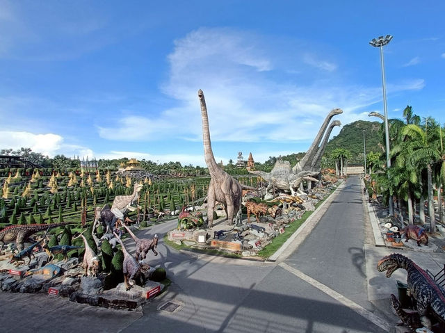 恐竜時代へタイムスリップ🦕🌿 ノンヌットのダイナソー・バレーで大冒険！ #ノンヌットガーデン #タイ旅行 #ダイナソ