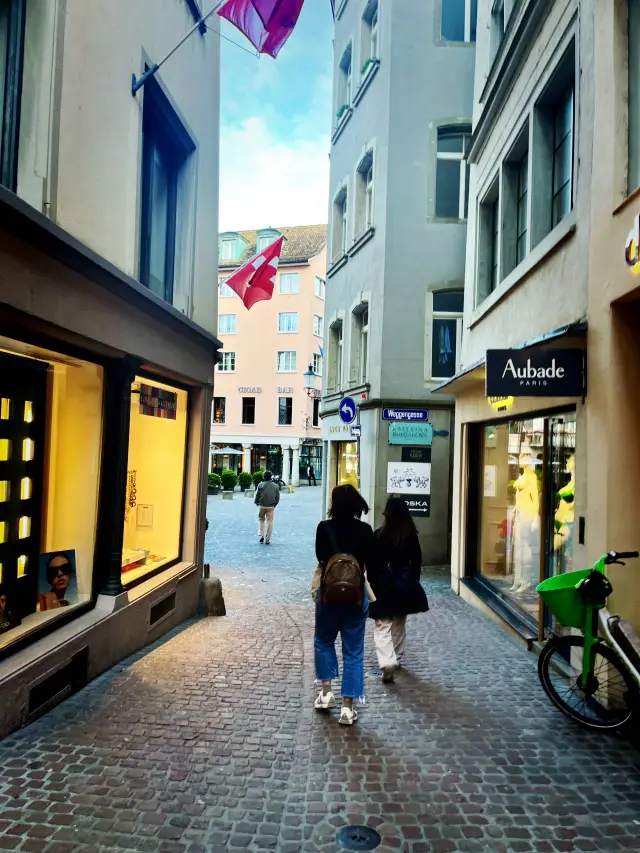 Summer Chic: A Stylish Shopping Day in Zurich