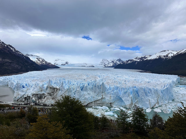 【ペリト・モレノ氷河｜圧巻の氷の壁と迫力の崩落ショー】