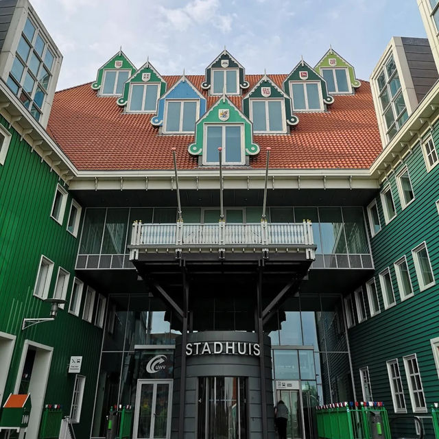 📍 Why Visit in Summer? Just 15 minutes from Amsterdam, Zaandam blends iconic Zaanse Schans windmill