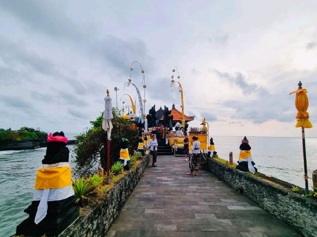 海に浮かぶ神秘の寺院！バリの絶景スポット
