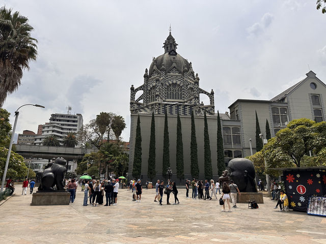 【Plaza Botero｜メデジン中枢の野外アート広場】