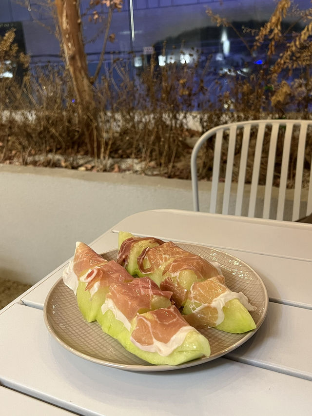 ☕✨ MET Lounge (멧라운지) – คาเฟ่และเลาจ์ลับๆ