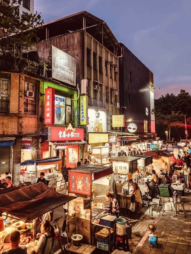Midnight Munchies & Neon Dreams: A Solo Foodie’s Guide to Taipei Night Markets