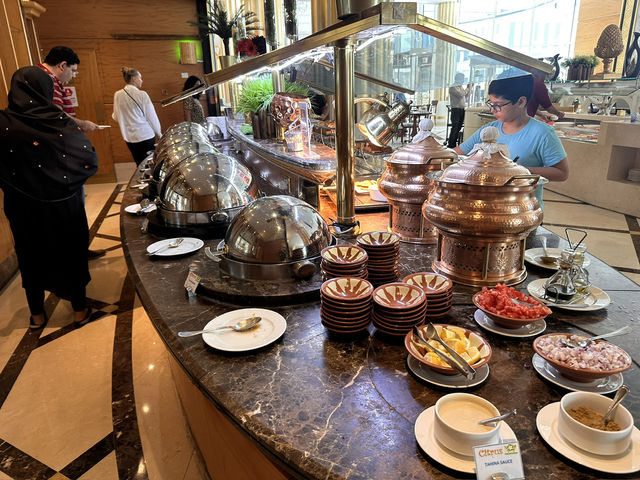 【Corniche Hotel／コーニッシュ ホテル｜アブダビ“五つ星体験が5,000円宿泊で叶う快適ステイ”】