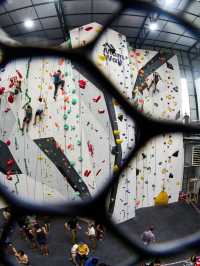 Discover an indoor climbing at Main Wall! Located in Chiang Mai’s old town🧗‍♂️🌿  