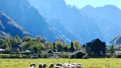 Theth หมู่บ้านที่งดงามในเทือกเขาแอลป์ของแอลเบเนีย — traveler post in Theth