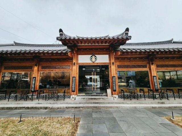 🏯【傳統與咖啡的邂逅】大邱韓屋星巴克：一杯咖啡的文化漫步