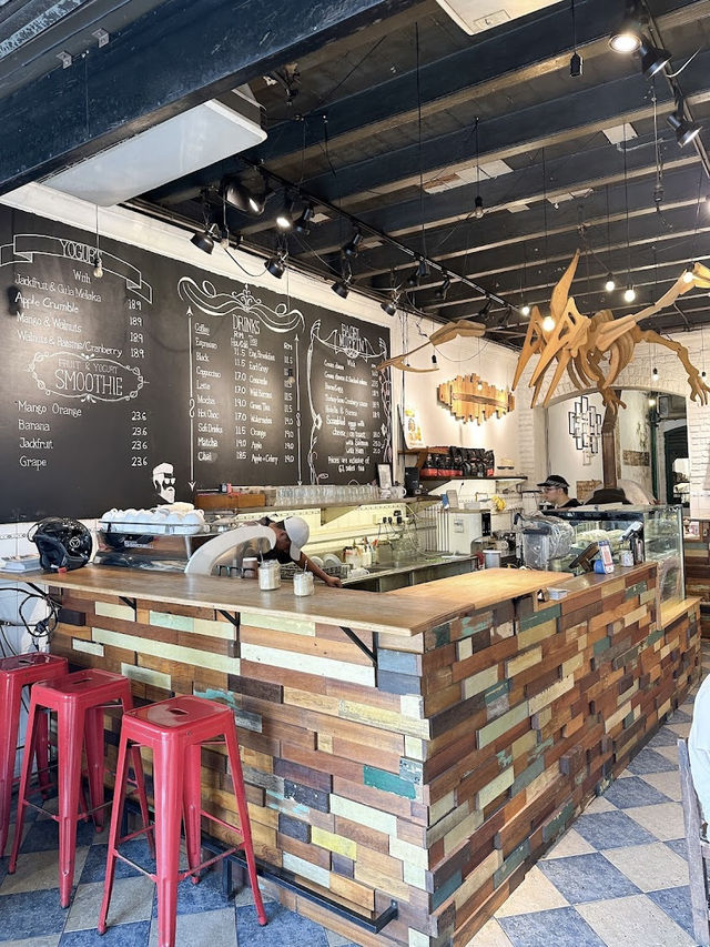 The Mugshot Cafe Bagels, Brews & Heritage Vibes in George Town