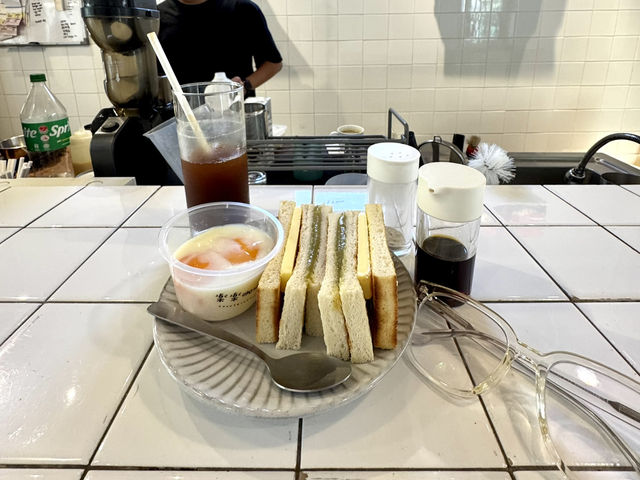 ☕ Nostalgic Mornings at Le Cafe