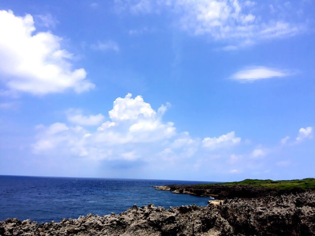 空と海が、すぐそこにある島で
