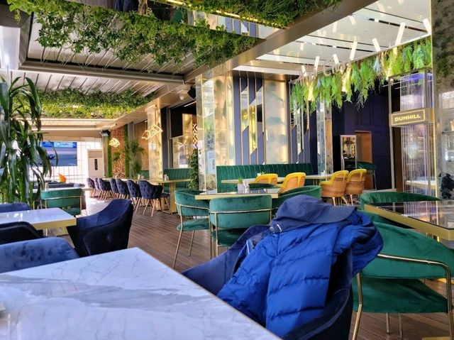 High Class Cafe & Lounge